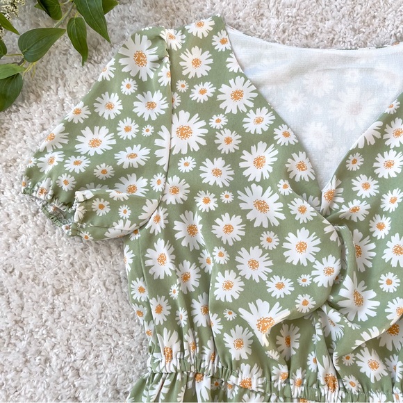 🚫SOLD🚫 [shein] green daisy twist front ruffle mini dress - Picture 3 of 8